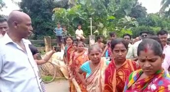 রাস্তা সংস্কারের দাবিতে অবরোধ