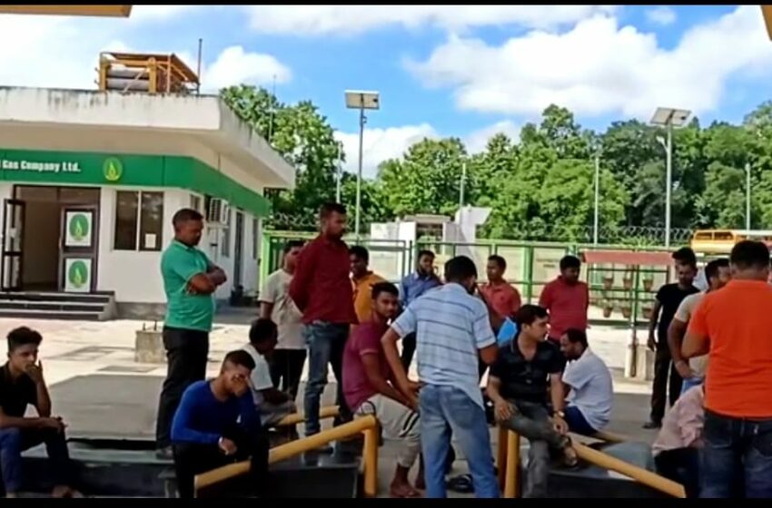 কাজের দাবিতে বন্ধ সিএনজি!!