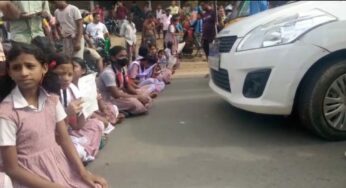 ছাত্র ছাত্রীদের অবরোধ!!