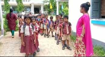 শিক্ষকের অভাবে ক্লাস কমিয়ে দেওয়ার নোটিশ ঘিরে বিতর্ক!!