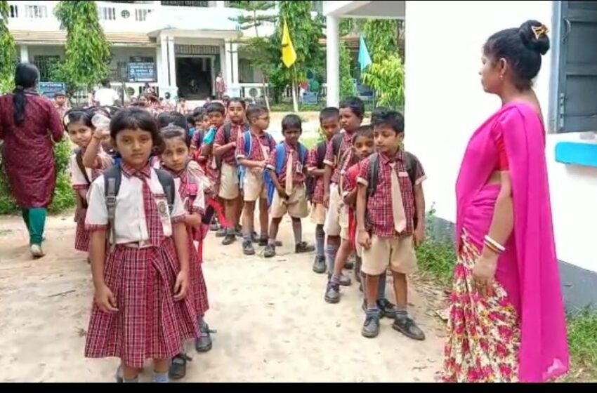 শিক্ষকের অভাবে ক্লাস কমিয়ে দেওয়ার নোটিশ ঘিরে বিতর্ক!!