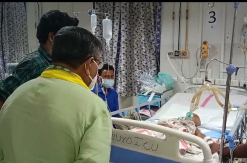 আহত ছাত্রীকে দেখতে গেলেন শিক্ষামন্ত্রী