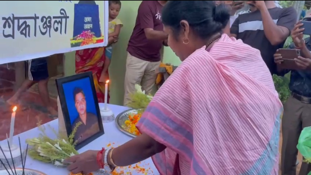 শহিদের বাড়িতে প্রতিমা