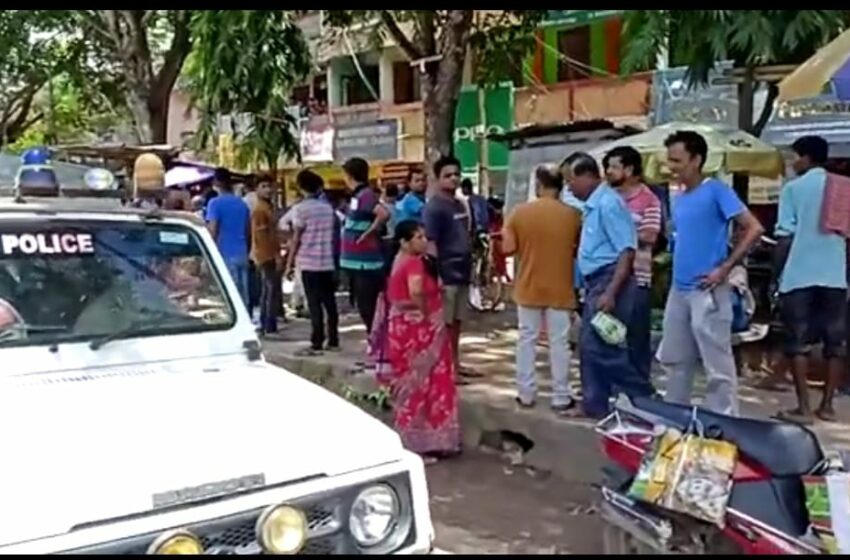 স্ত্রীর বন্ধুদের হাতে ধোলাই খেলো স্বামী!!