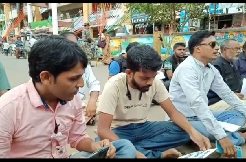 সাংবাদিকদের পথ অবরোধ!!