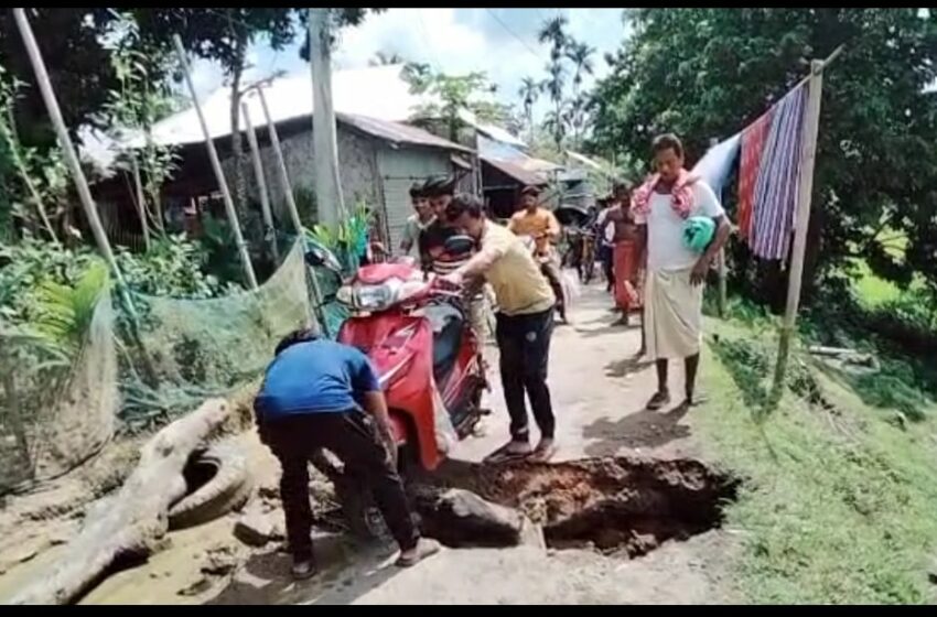 রাস্তা ভেঙ্গে বিচ্ছিন্ন যোগাযোগ