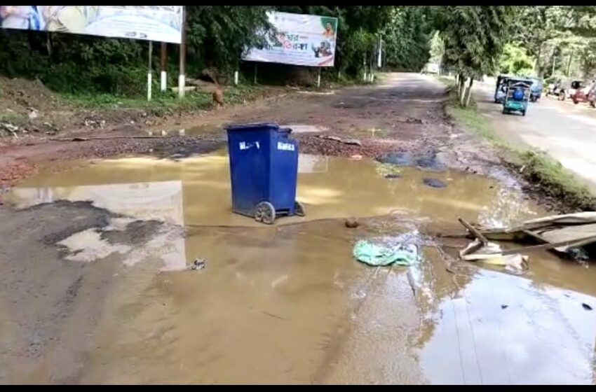 আমবাসায় বেহাল জাতীয় সড়ক