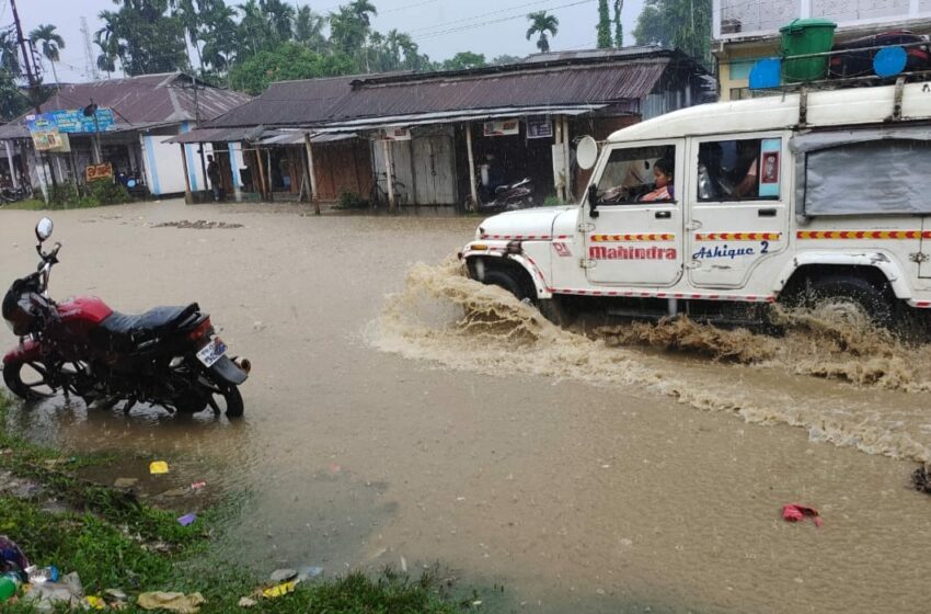 সামান্য বৃষ্টিতেই বানভাসি অম্পিনগর, চরম দুর্ভোগ!!