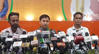 ঠাকুরঘরে কে?