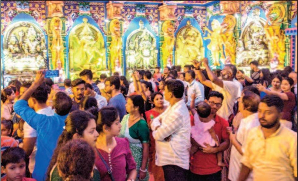 পঞ্চমীতেই জনঢল রাজধানীতে