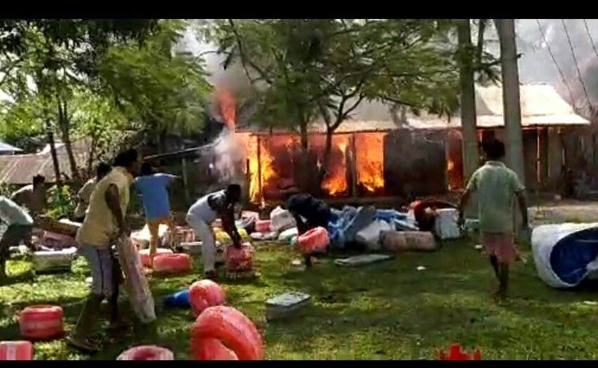 হাত কাটা বাজারে ভয়াবহ অগ্নিকাণ্ডে পুড়লো দোকান!!