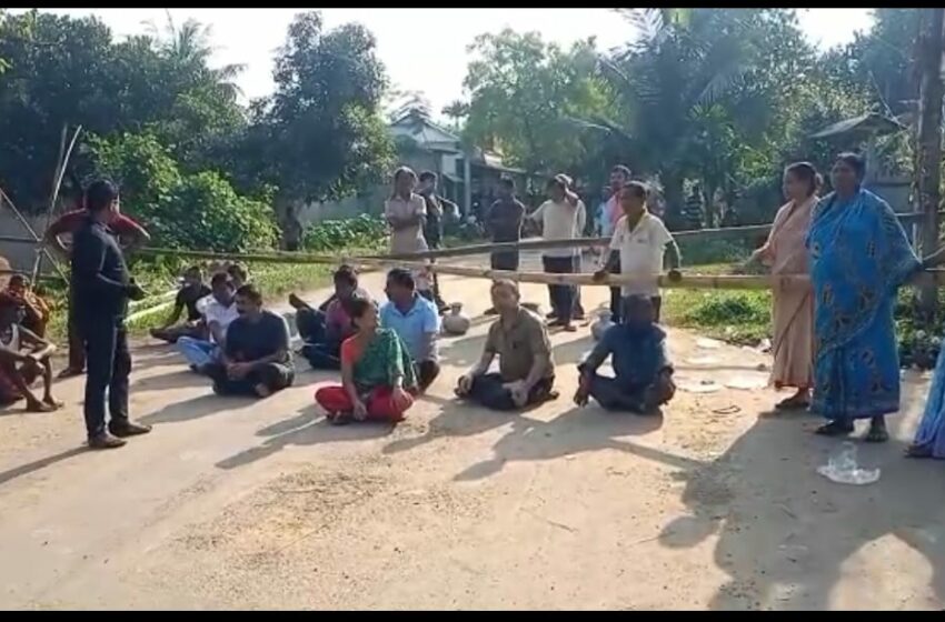 পানীয় জলের দাবিতে জাম্বুরায় রাস্তা অবরোধ!!