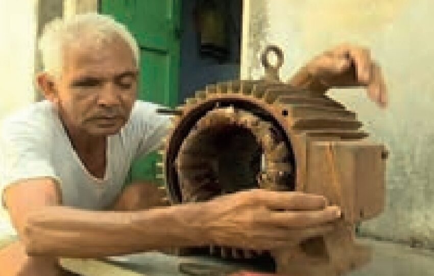 আশৈশব দৃষ্টিহীন, তবু অনায়াস দক্ষতায় মোটর সারান চিন্তম