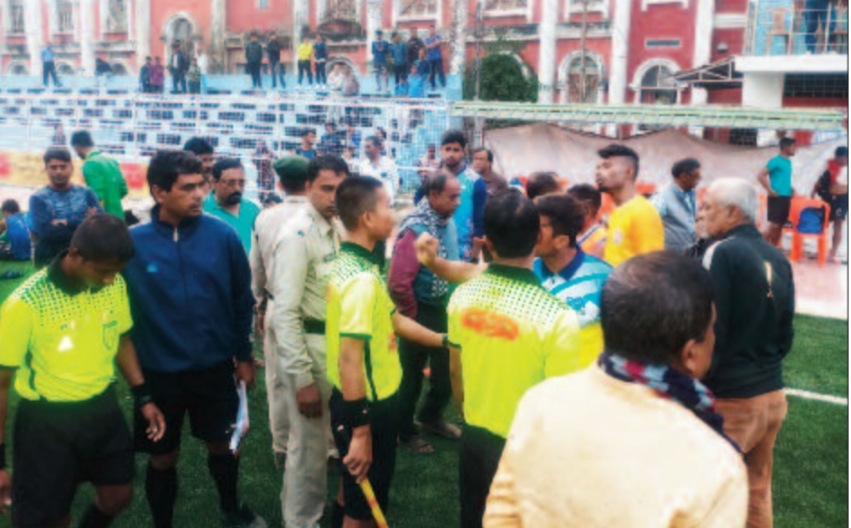  ক্লাব কর্তাদের হাতে নিগৃহীত রেফারি!!