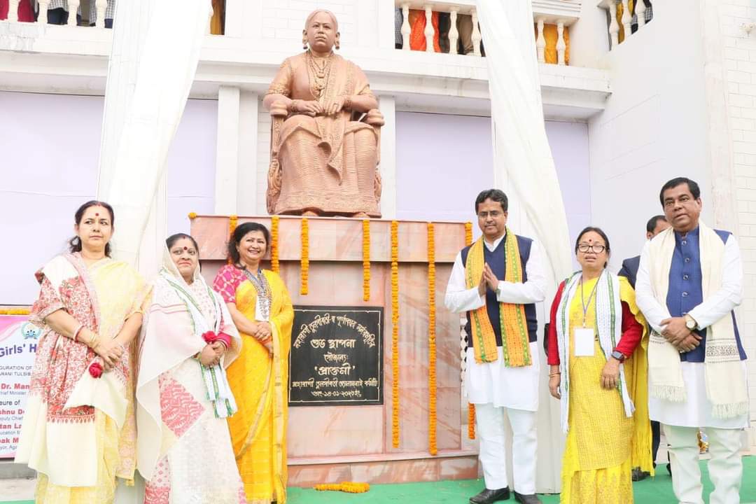 রাজ্যের ঐতিহ্যবাহী তুলসীবতী বালিকা বিদ্যালয়ে স্থাপন করা হল মহারানীর মর্মর মূর্তি!!