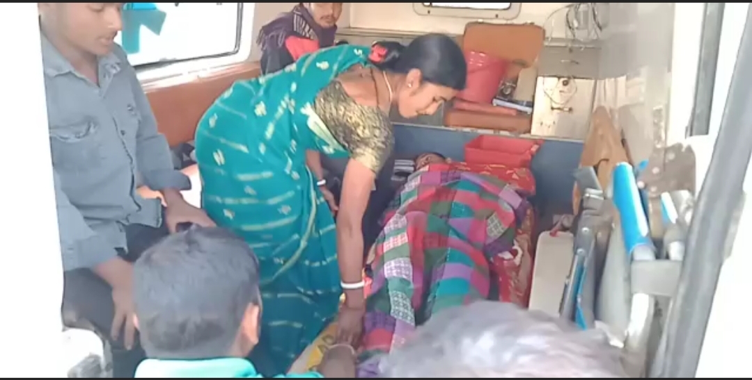 বড় ভাইয়ের হাতে আক্রান্ত ছোটভাই!!