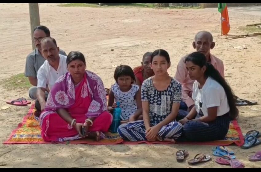 নিরাপত্তার দাবিতে রাস্তায় ধর্ণায় বসলো একটি পরিবার!!