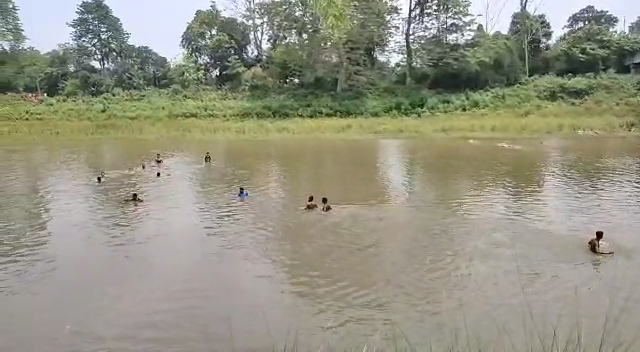  দাদুর সাথে নদীতে স্নান করতে গিয়ে মর্মান্তিক মৃত্যু তিন শিশুর!!