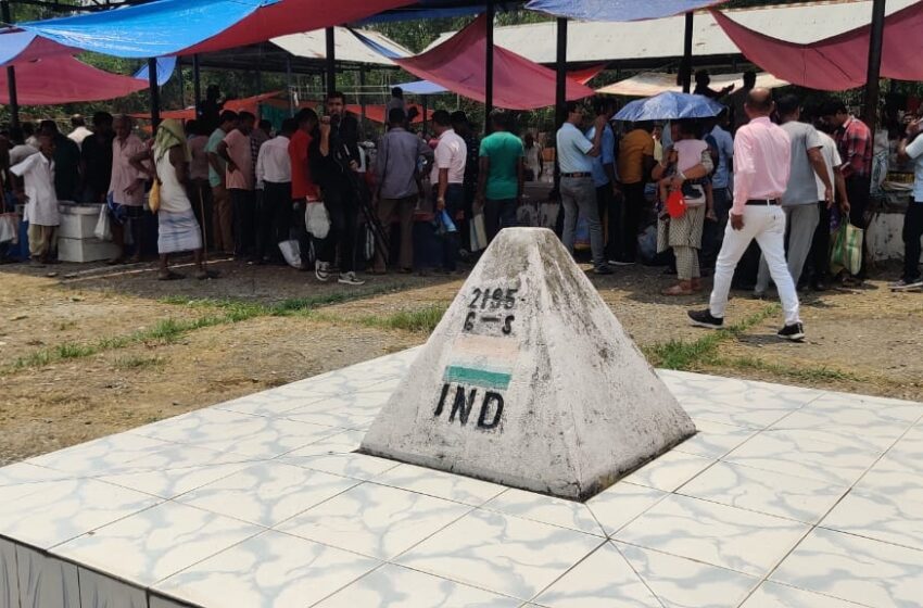 দীর্ঘ আড়াই বছর পর ফের চালু হলো শ্রীনগর সীমান্ত হাট!!