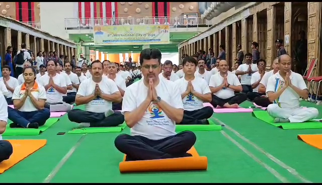  যোগাকে জীবনের অঙ্গ করার আহ্বান জানালেন মুখ্যমন্ত্রী!!