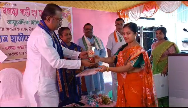  কৃতী ছাত্র ছাত্রীদের সংবর্ধণা