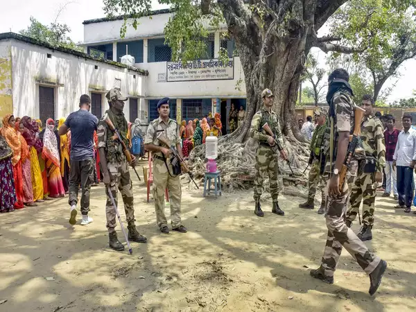  দলদাসত্বের পরাকাষ্ঠা।