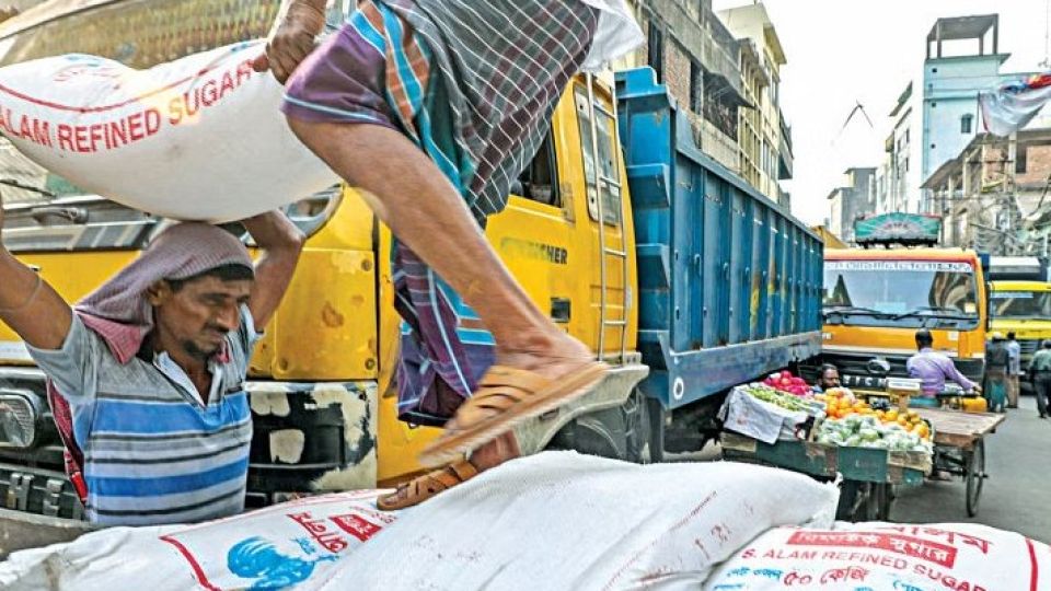 গ্রামবাসীদের উপর হামলা চালিয়ে বাংলাদেশে পাচার হলো চিনি।