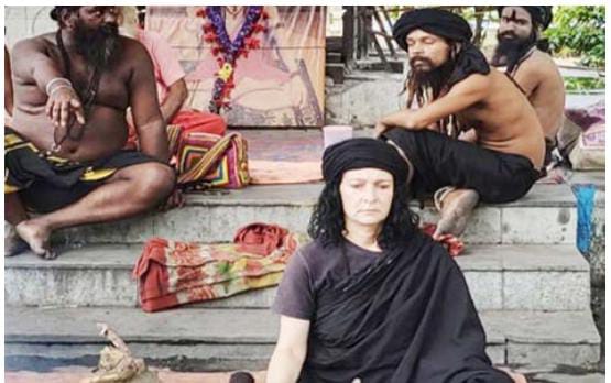  কৌশিকী অমাবস্যায় তারাপীঠে তন্ত্র সাধনায় ব্যস্ত বিদেশিনীদের দল।