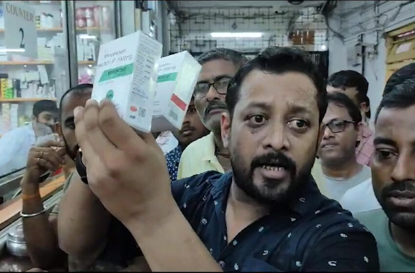 টিএমসিতে বিনা টেন্ডারে ঔষধের কাউন্টার ঘিরে বিক্ষোভ!!