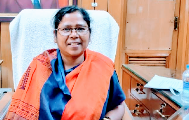  প্রয়াত নেতার বাড়িতে প্রতিমা!!
