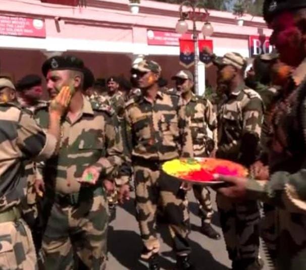  সীমান্তে হোলি উদযাপন প্রতিরক্ষা মন্ত্রীর!!