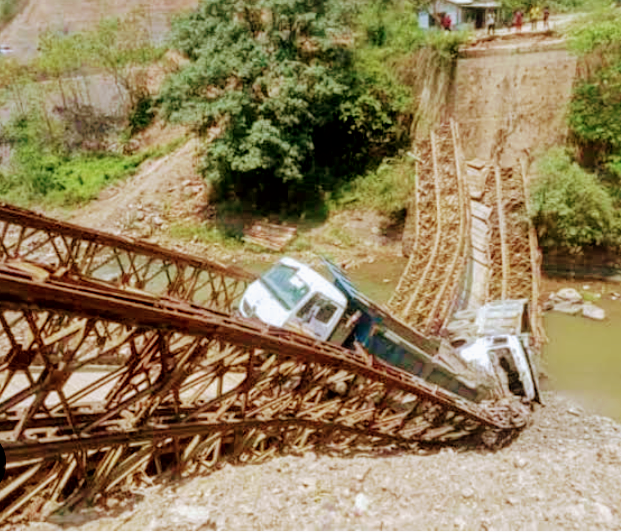  মণিপুরে তিনটি বিস্ফোরণে ভেঙে পড়ল সেতু!!