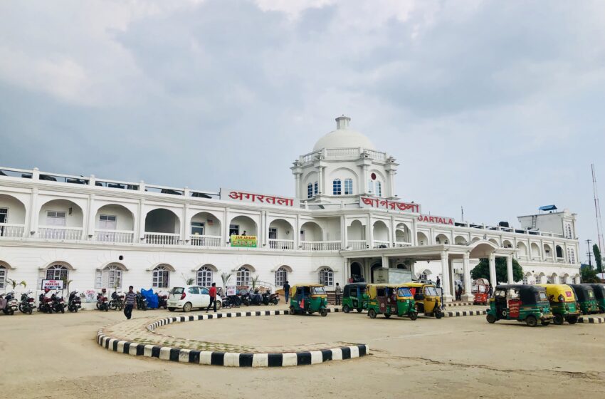 রেল কোচের রেস্তোরাঁ এখনও অথই জলে!!