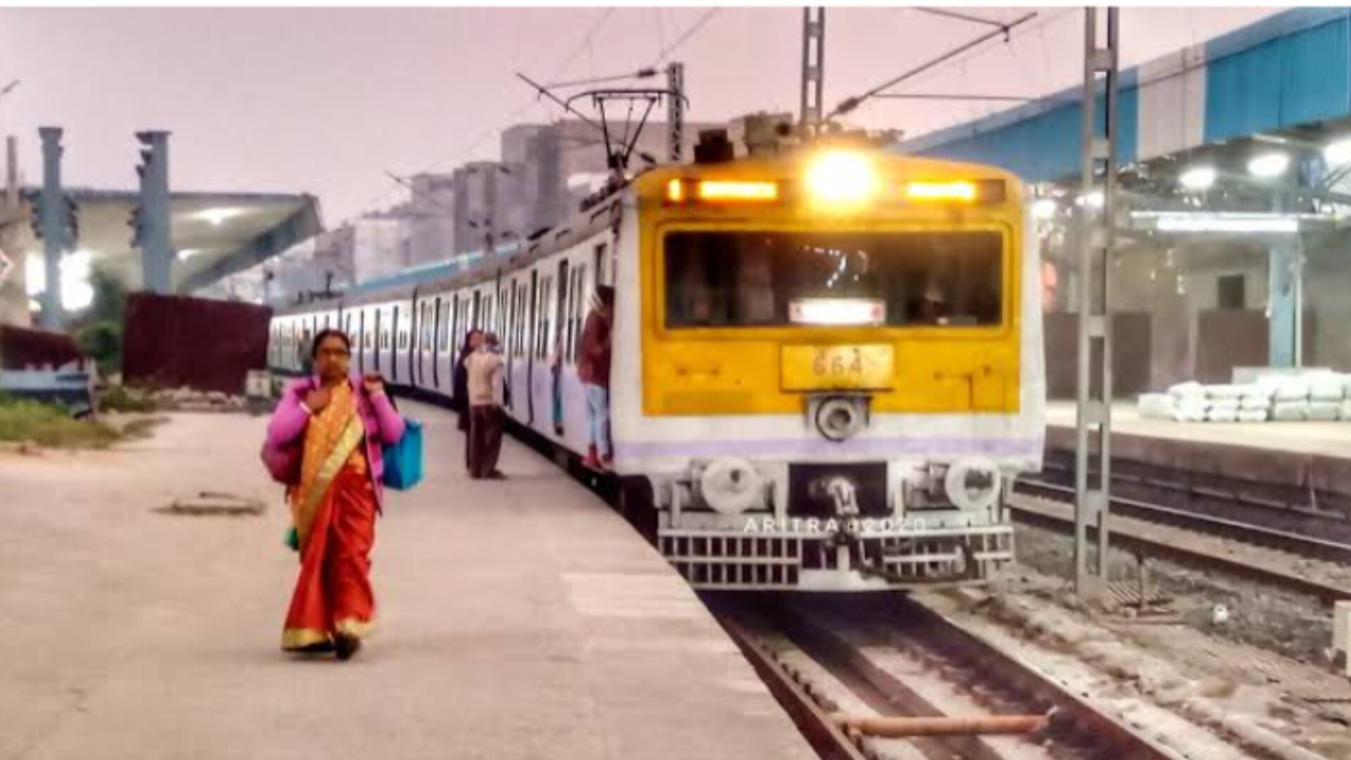 চালকের তৎপরতায় এড়ানো গেল সাঁতরাগাছি-শালিমার লোকাল!!