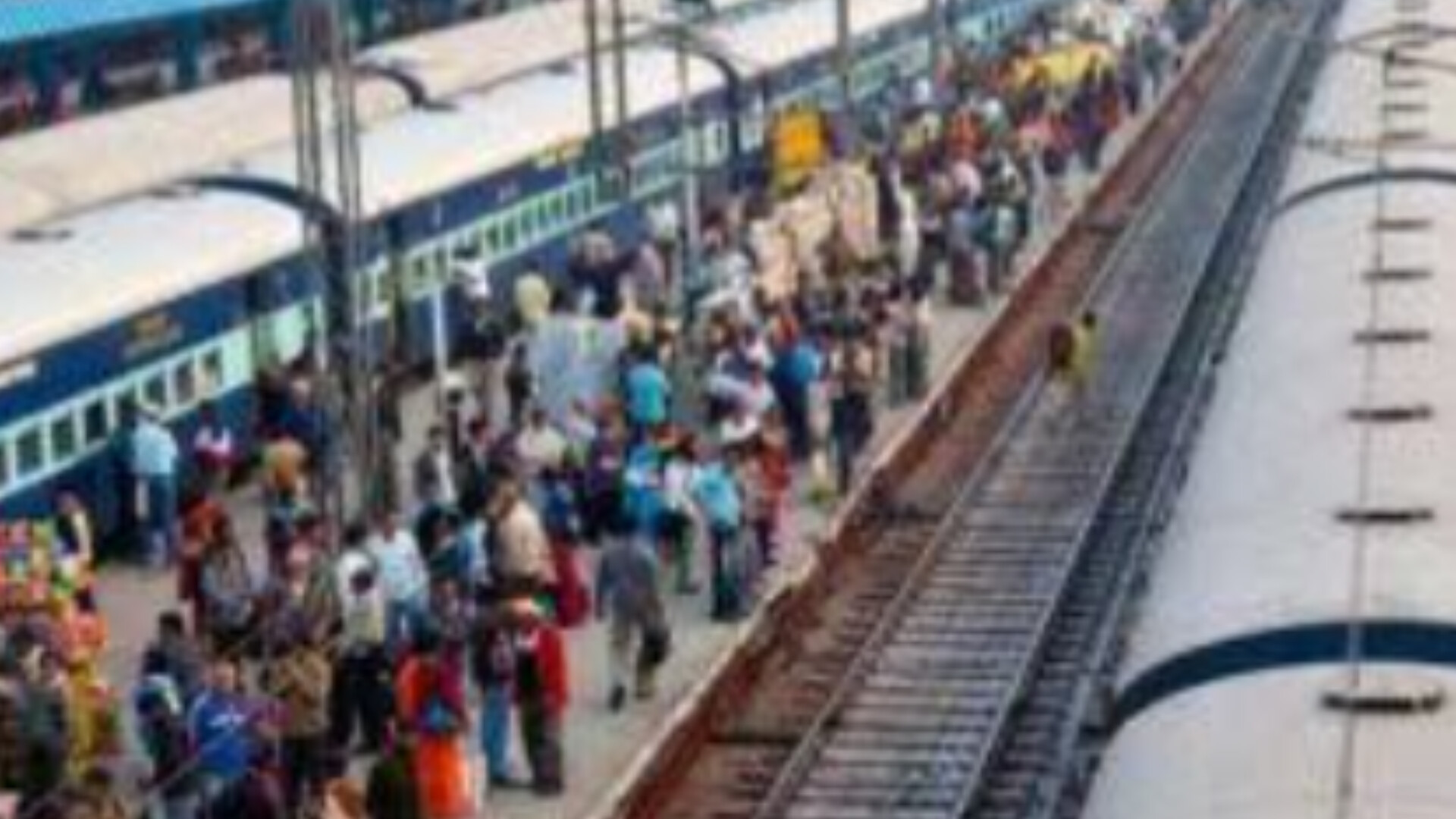 প্রয়াগরাজগামী ট্রেনে ধুন্ধুমার কান্ড!!