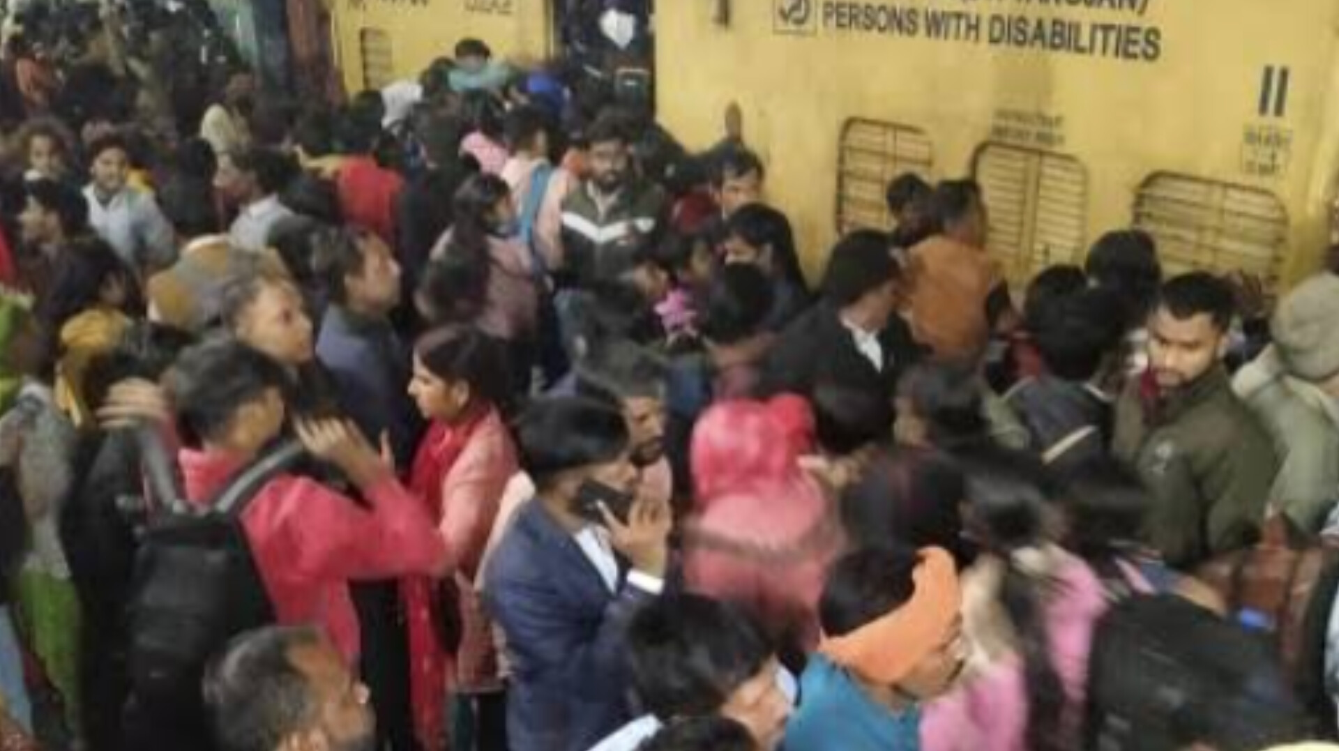 নয়াদিল্লি স্টেশনে পদপিষ্ট হয়ে মৃত ১৫!!