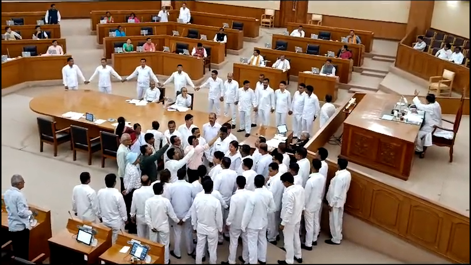 রেগা-১০৩২৩ ইস্যুতে উত্তপ্ত বিধানসভা!!