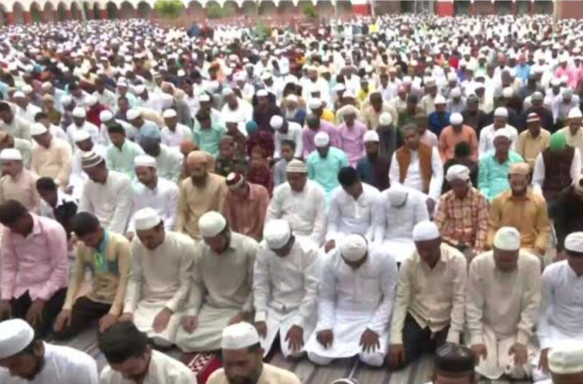 কেন্দ্রীয় কারাগারে বন্দিদের নামাজ আদায়!!