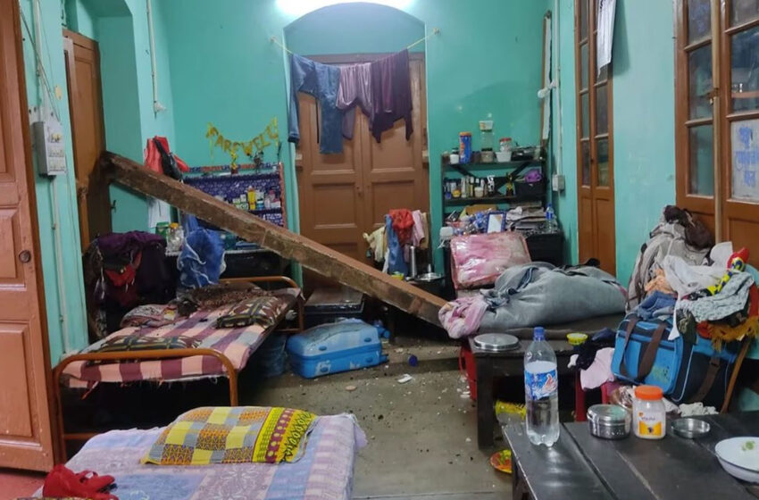  কলকাতা বিশ্ববিদ্যালয়ে মাঝরাতে ভেঙ্গে পড়ল  গার্লস হস্টেলে লোহার বিম!!