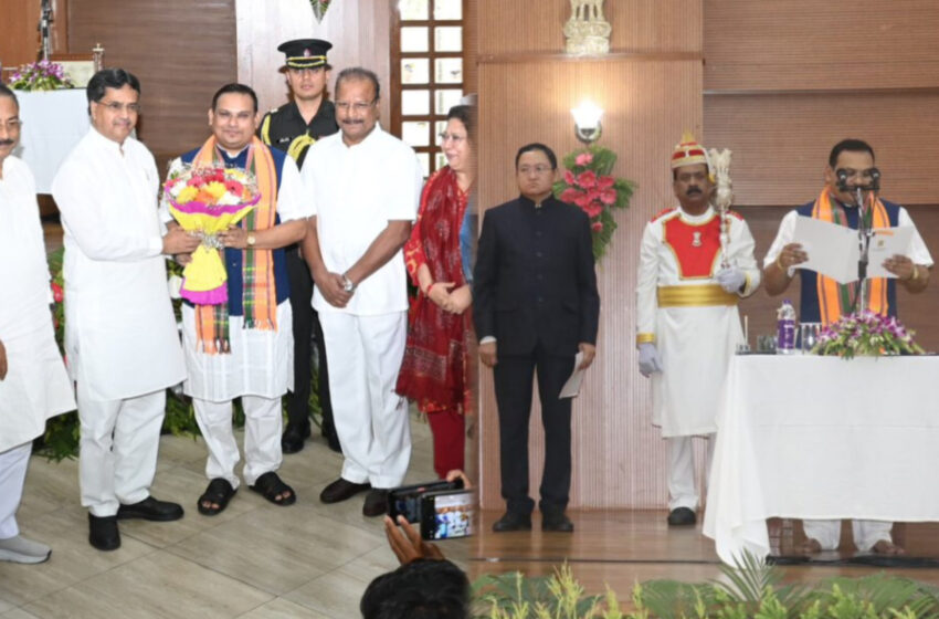 হঠাৎ মন্ত্রীর আস্ফালন!!