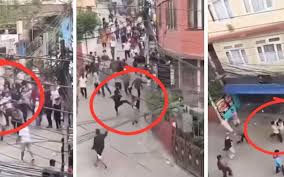 নেপালের উপপ্রধানমন্ত্রীকে রাস্তায় ফেলে মারধোর!!