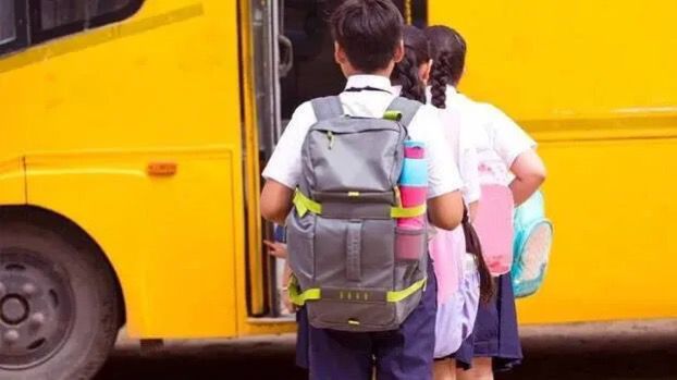 কেরলে চাঞ্চল্যকর ঘটনা — মাত্র দু’মাসের বাসভাড়া বাকি থাকায় পাঁচ বছরের এক শিশুকে রাস্তায় ফেলে রেখে চলে গেল স্কুলবাস!