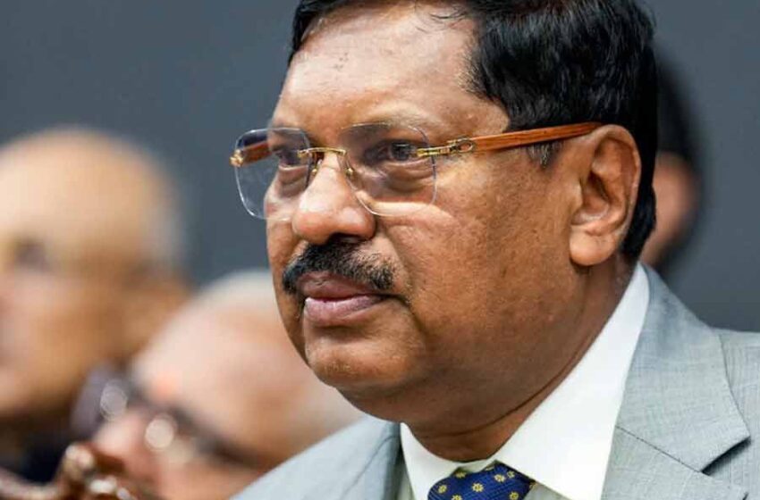দেশের প্রধান বিচারপতির দিকে জুতো ছোড়ার চেষ্টার ঘটনায় অভিযুক্ত আইনজীবীর বিরুদ্ধে আদালত অবমাননার মামলা করা হবে না বলে জানাল সুপ্রিম কোর্ট!!