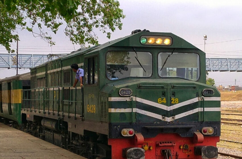  আক্রান্ত জাফর এক্সপ্রেস, বোমা হামলায় লাইনচ্যুত ছ’টি বগি, আহত বহু!!