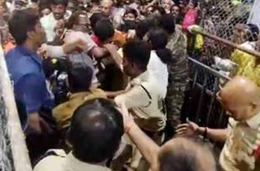 অন্ধ্রপ্রদেশের মন্দিরে একাদশীর ভিড়ে পদপিষ্ট, মৃত অন্তত সাত!শোকপ্রকাশ মুখ্যমন্ত্রীর!!