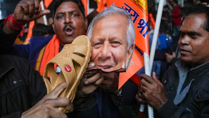  দিল্লিতে বাংলাদেশি দূতাবাসের সামনে চলছে বিক্ষোভ, ব্যারিকেড ভাঙচুর!!