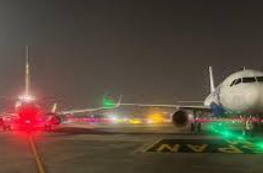  মুম্বাই বিমানবন্দরের রানওয়েতে দুই বিমানের ডানায় ধাক্কা!!